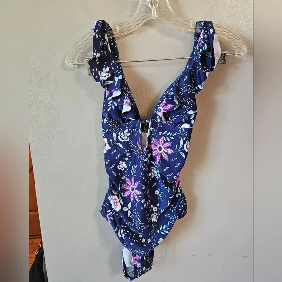 Cupshe One Piece 5 Items $10 - Picture 5 of 12